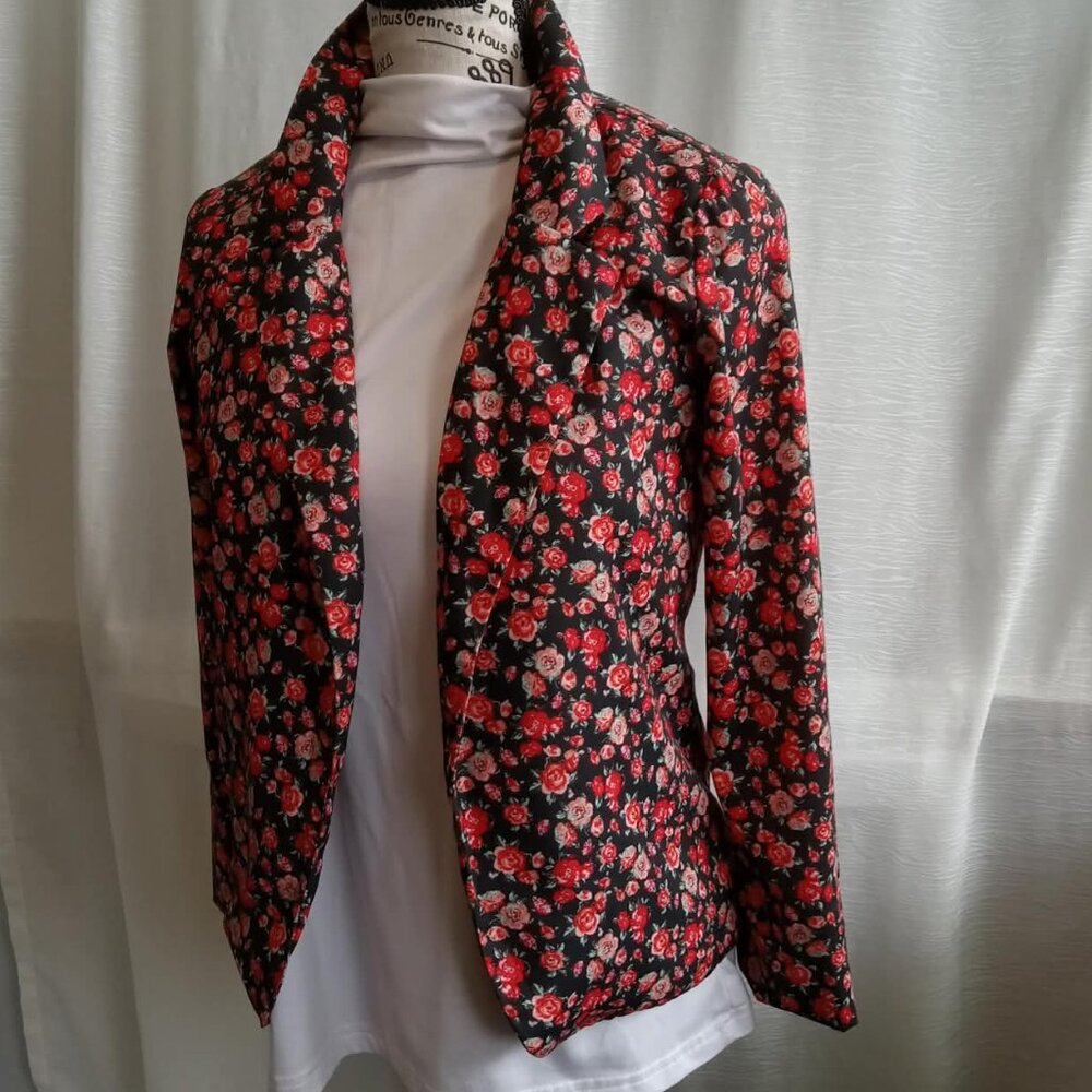 Pretty floral jacket inin shades of red, pink, and black, non-stretch Small - Picture 3 of 11